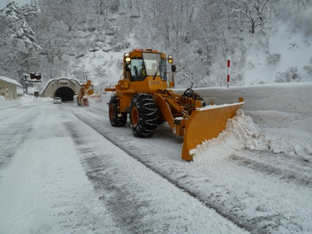 ﾄﾞｰｻﾞ・ﾛｰﾀﾘｰによる除雪