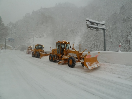 ｸﾞﾚｰﾀﾞ・ﾄﾞｰｻﾞ・ﾛｰﾀﾘｰの３台による除雪
