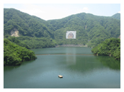 ダムから見た鬼の絵