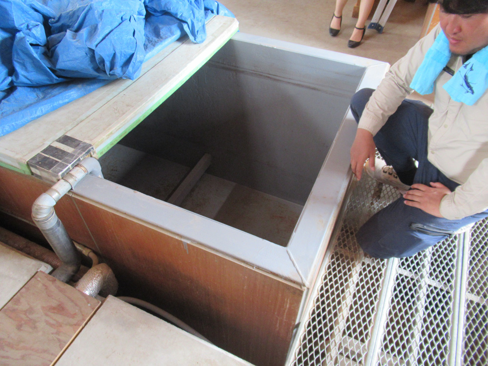 液体ガラス加工について説明している様子