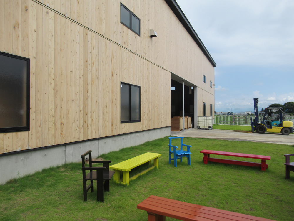 液体ガラス加工木材を使用した工場の外壁