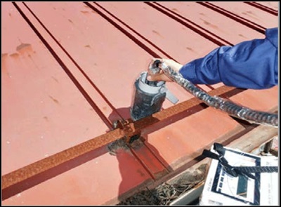 屋根の表面線量率測定の様子の写真