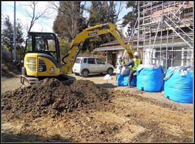 除去土壌等の袋詰めの様子の写真