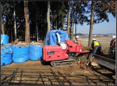 枝打ち後の破砕及び袋詰めの様子の写真