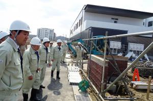 ふたば未来学園校舎建設工事を調査する商労文教委員会