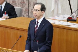 議案の提案理由を説明する内堀雅雄知事