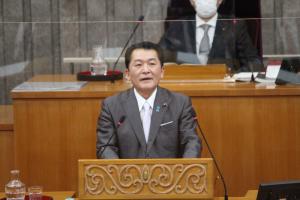 一般質問をする三瓶正栄議員の写真