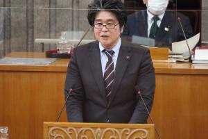 一般質問を行う高宮光敏議員の写真