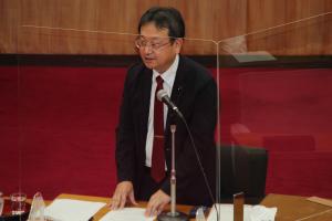 総括審査会で質問をする水野透議員の写真