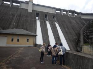 洪水吐きからの放流