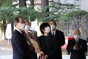 知事初登庁（職員より花束）