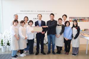 知事を囲んで集合写真