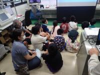 操作室でダムの説明