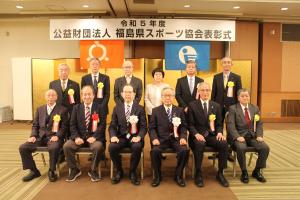 内堀知事と受賞者との記念写真