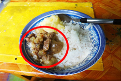 干し肉を唐辛子・塩・油で煮込んだ料理