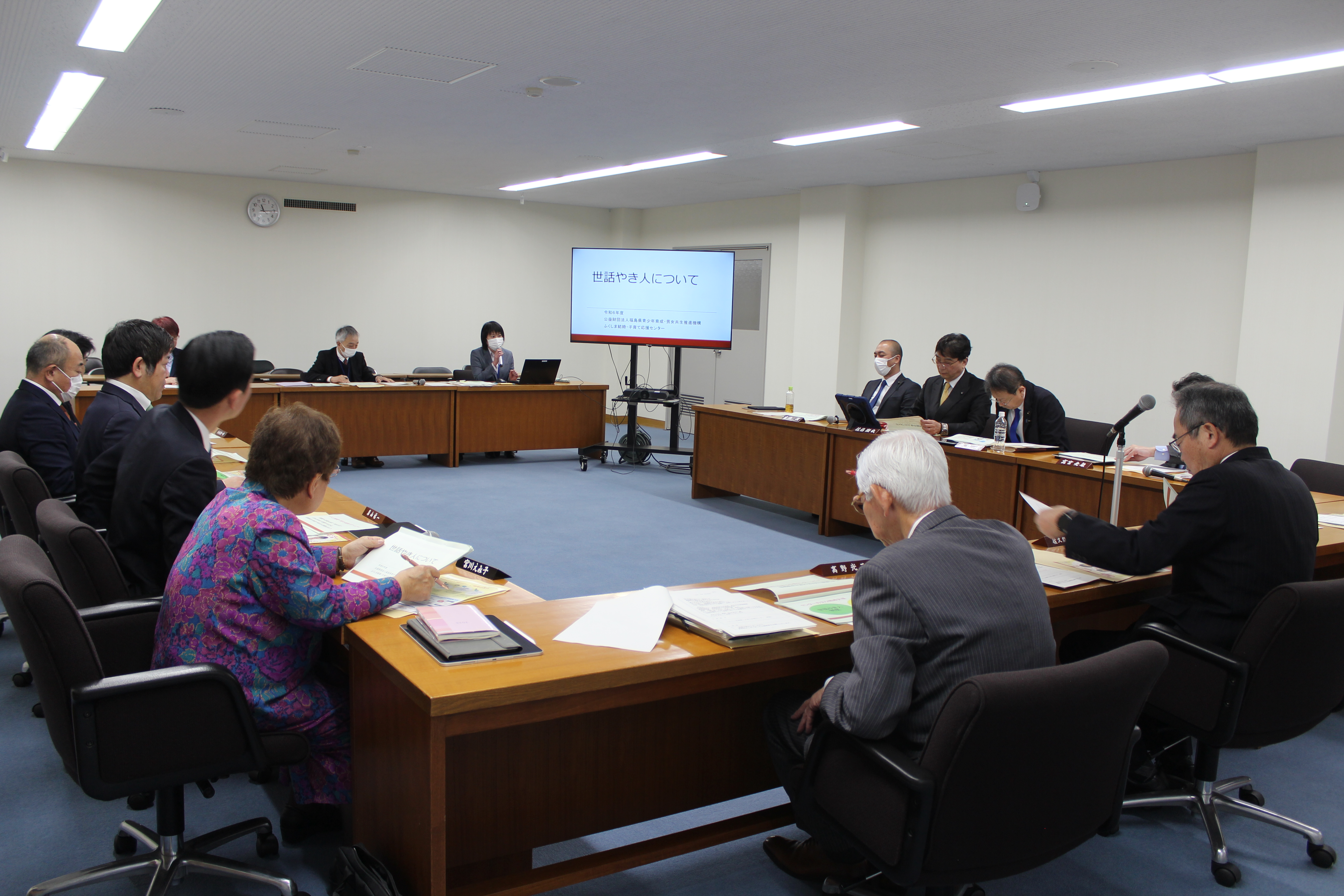 ふくしま結婚・子育て応援センターの説明を受ける議員の写真