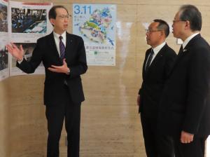 「東日本大震災から１４年能登半島復興応援」報道写真パネル展の視察の写真１