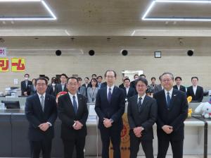 「東日本大震災から１４年能登半島復興応援」報道写真パネル展の視察の写真２