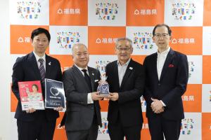 耳や言葉の不自由な方々のための「電話お願い手帳」贈呈写真1