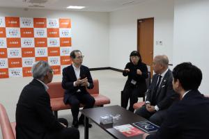 耳や言葉の不自由な方々のための「電話お願い手帳」贈呈写真2