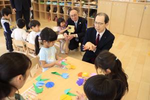 知事がこどもたちと遊んでいる様子