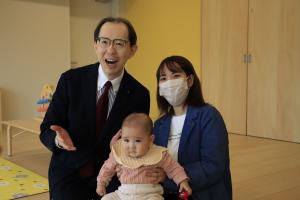 こども園に来ている親子と知事の写真1