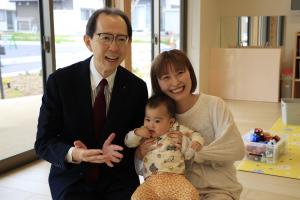 こども園に来ている親子と知事の写真2