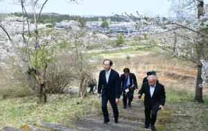 知事がフットパス体験を行っている様子