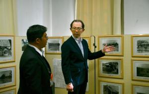 知事が西郷村歴史民俗資料館を視察する様子