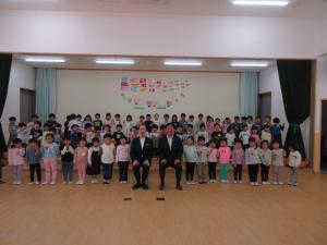 知事と園児たちの集合写真