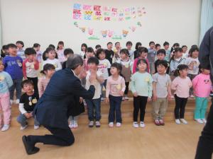 知事がこどもとハイタッチする様子