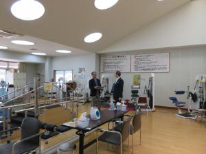 知事が健康管理センターを視察する様子