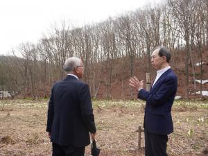 説明を受ける知事