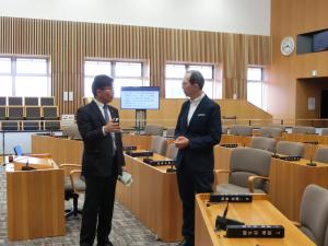 議事堂で説明を受ける知事