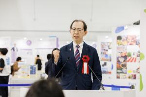 挨拶をする知事