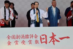 挨拶を行う知事