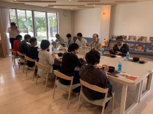 試食をする知事