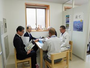 知事が三島町食鳥処理施設を視察する様子1