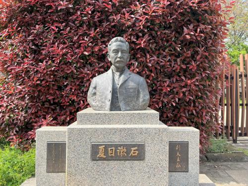 漱石山房記念館の夏目漱石像の写真