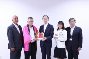 ＪＡふくしま未来によるさくらんぼ「佐藤錦」の贈呈写真１