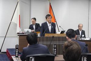 代表質問（荒秀一議員）の様子