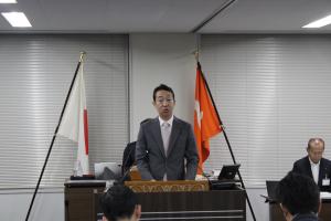 一般質問（渡邊哲也議員）の様子