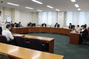 総務委員会の様子