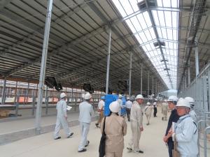 浪江復興牧場の視察を行う農林水産委員会の様子