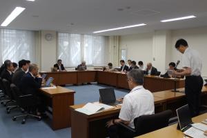 少子高齢化・地域活性化対策特別委員会の会議の写真