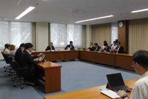 地球温暖化・災害に強い県づくり対策委員会の会議の写真