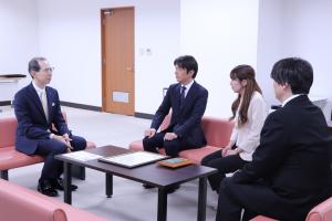 表彰伝達式懇談中の様子