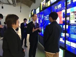 パビリオンを視察する知事