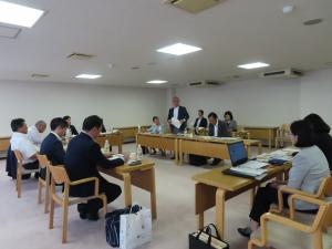 岩手県庁の調査をする広報委員会の写真