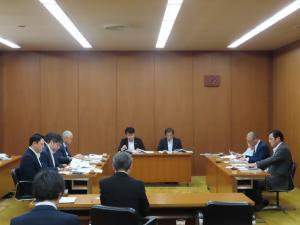 山形県庁の調査を行う広報委員会の写真